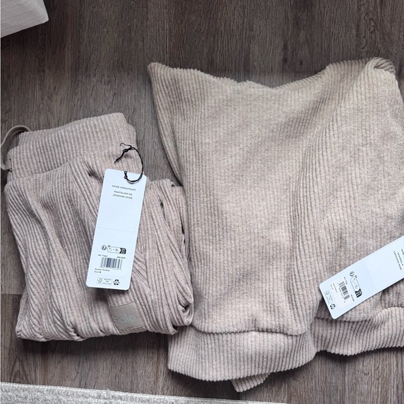 Alo Muse Sweatpant and Sweatshirt set size M - Picture 5 of 9